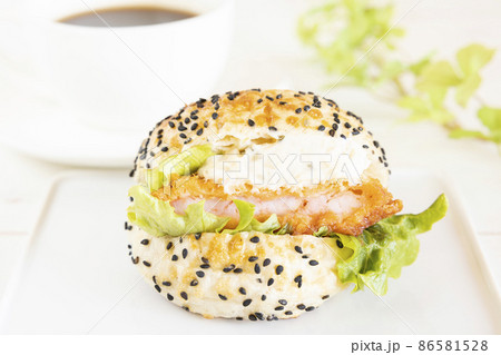 美味しいエビカツサンドとホットコーヒー 86581528