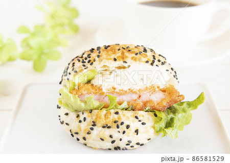 美味しいエビカツサンドとホットコーヒー 86581529