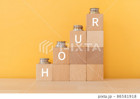 「HOUR」と書かれた積み木とコイン 「HOUR」と書かれた積み木とコイン 86581918