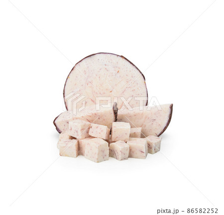 Taro, sliced of taro isolated on white background 86582252