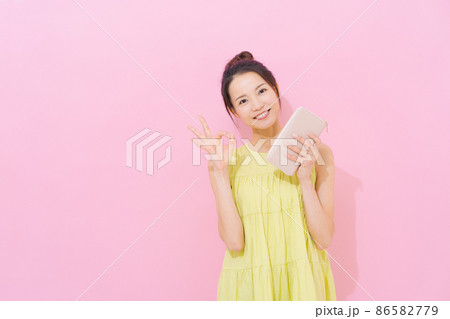 20代女性 ピンク背景 財布 20代女性 ピンク背景 財布 86582779
