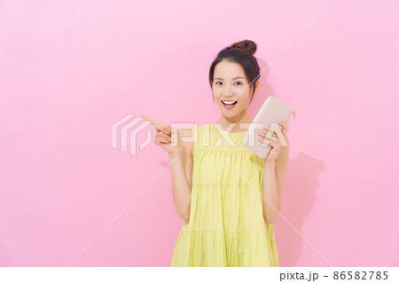 20代女性 ピンク背景 財布 20代女性 ピンク背景 財布 86582785