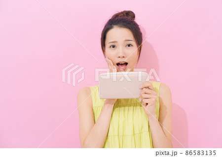 20代女性　ピンク背景　金欠 86583135