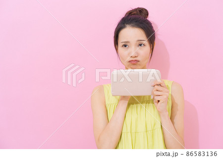 20代女性 ピンク背景 金欠 20代女性 ピンク背景 金欠 86583136