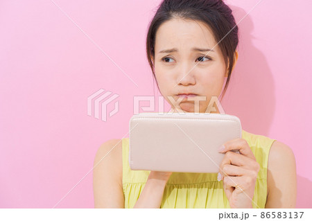 20代女性　ピンク背景　金欠 86583137
