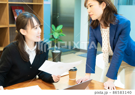 オフィスで会話や会議をする女性スタッフ オフィスで会話や会議をする女性スタッフ 86583140