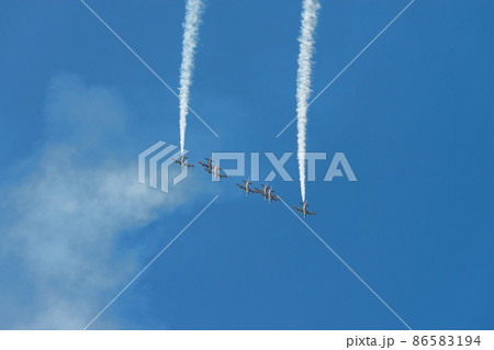 UAE空軍アクロバットチーム「アル・フルサン」編隊降下 UAE空軍アクロバットチーム「アル・フルサン」編隊降下 86583194