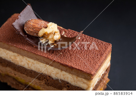 チョコレートケーキの断面 Chocolate cake チョコレートケーキの断面 Chocolate cake 86583914