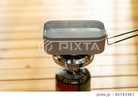 テーブルの上のメスティン 86583967