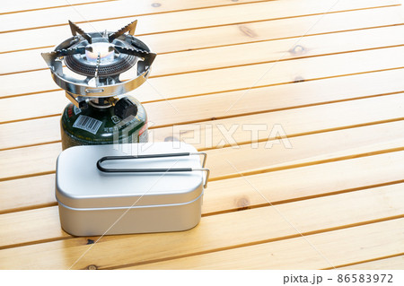 テーブルの上のメスティン 86583972