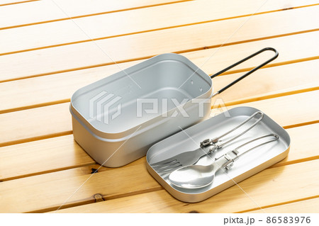 テーブルの上のメスティン 86583976