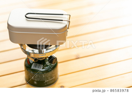 テーブルの上のメスティン 86583978