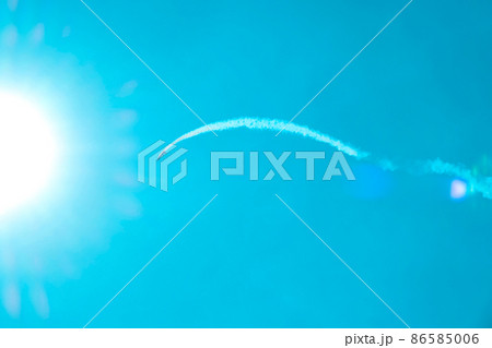 Overhead flying aircraft. Aircraft in formation during an aerobatics display as they loop and roll through the sky. Plane crashes. Falling airplane crashes Overhead flying aircraft. Aircraft in formation during an aerobatics display as they loop and roll through the sky. Plane crashes. Falling airplane crashes 86585006