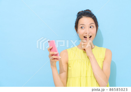 スマホ　20代女性　水色背景 86585023