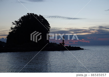 夜明け前の日和佐湾の立島と灯台 86585057