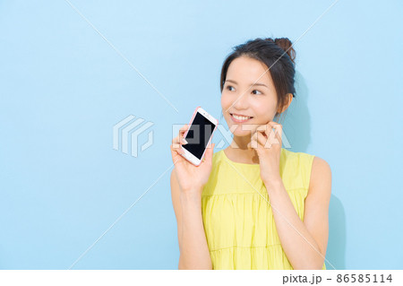 スマホ　20代女性　水色背景 86585114