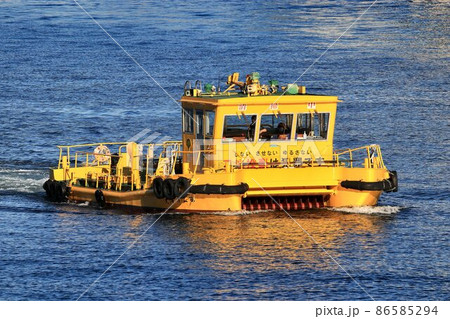 港内の掃除を担う清掃船 港内の掃除を担う清掃船 86585294