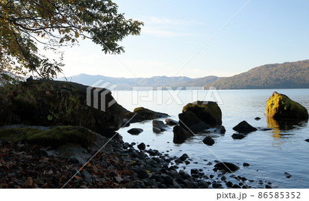 夜明けの十和田湖畔岸辺の小石 夜明けの十和田湖畔岸辺の小石 86585352