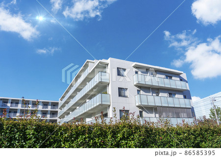 マンションの外観と爽やかな青空の風景_sky_85 86585395