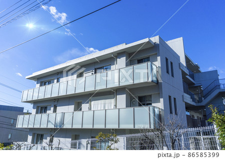 マンションの外観と爽やかな青空の風景_sky_89 86585399