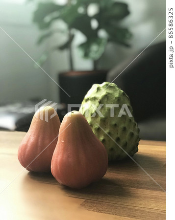 蓮霧と釈迦頭 蓮霧と釈迦頭 86586325