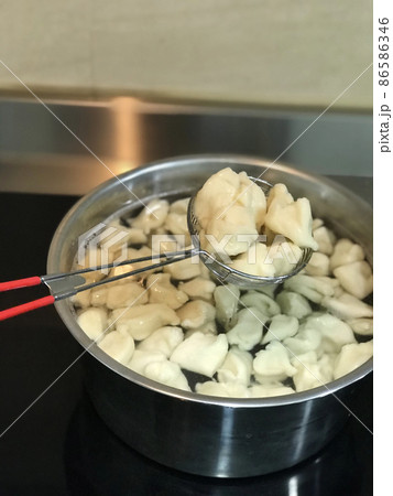メンガーダー（台湾のニョッキ風麺）調理シーン 86586346