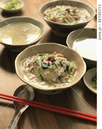 鶏白湯スープかけごはん、ジーロウファンと卵のチキンスープ 86586353