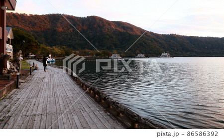 十和田湖湖畔夕暮れの散歩道 十和田湖湖畔夕暮れの散歩道 86586392