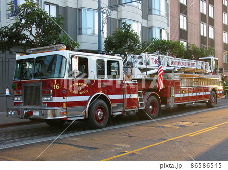 アメリカの消防はしご車 86586545