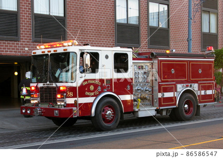 火災現場に出動中の、アメリカの消防ポンプ車の写真素材 [86586547