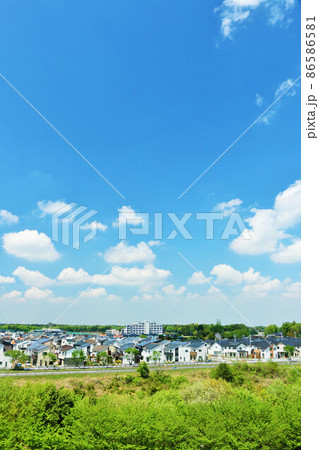 青空の街並み 86586581