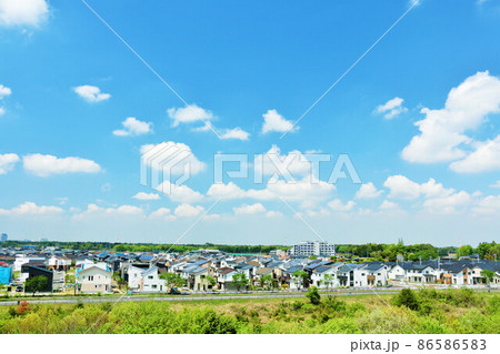 青空の街並み 86586583