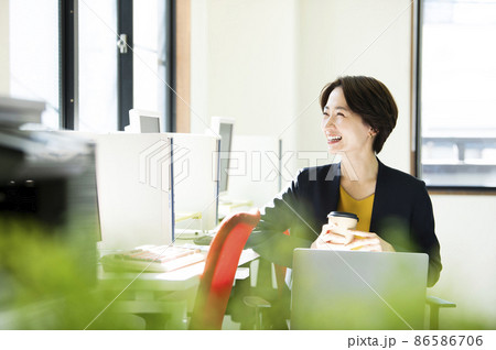 女性　笑顔　オフィス　会話 86586706