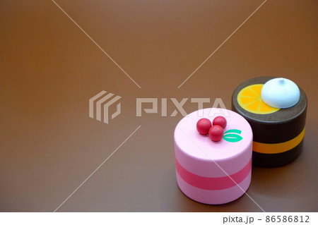 苺のケーキ・チョコケーキと茶色の背景 86586812