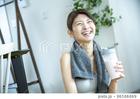 プロテインを飲む女性 86586869