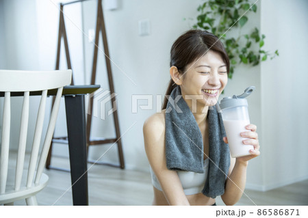 プロテインを飲む女性 86586871