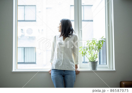 佇む 86587075