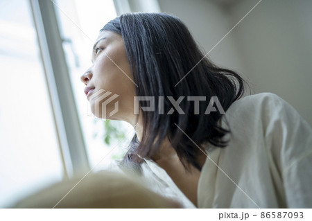 外を眺める 86587093