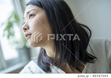 外を眺める 86587094