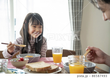 朝食の時間 86587493