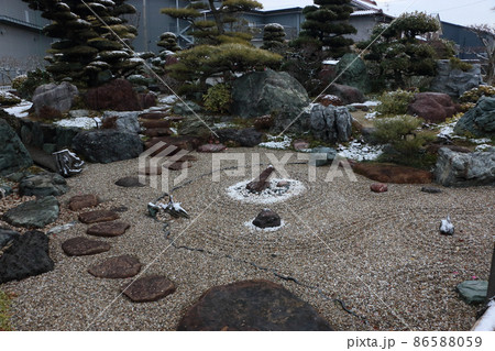 趣味の庭作り、雪景色 86588059