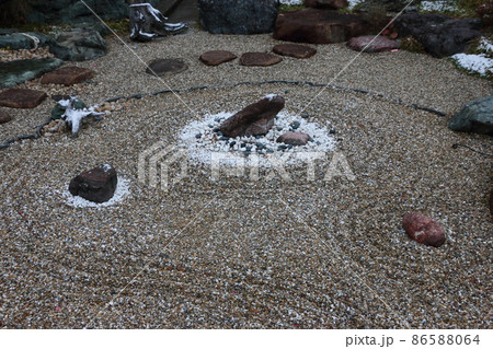 趣味の庭作り、雪景色 86588064