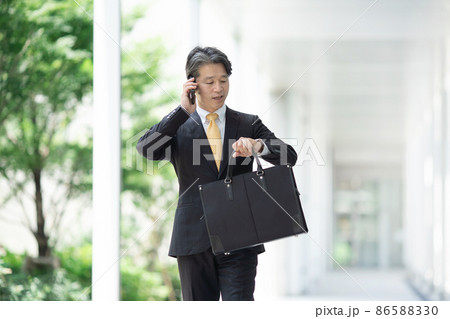 ビジネスマン ミドル スマホ 屋外 ビジネスマン ミドル スマホ 屋外 86588330