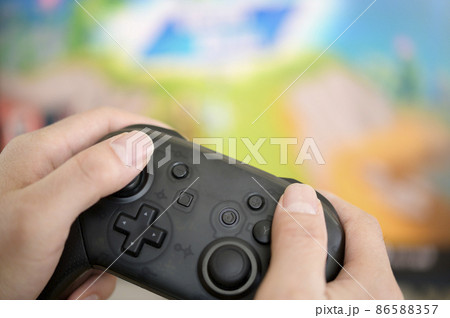 ゲームをする人（コントローラと手元） 86588357