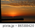 愛媛県伊予市五色ヶ浜の夕日夕焼け 86588420