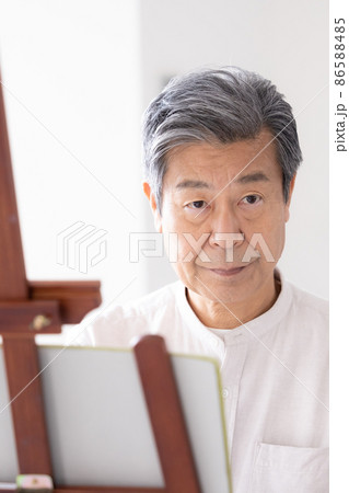 趣味　デッサンをするシニア男性 86588485