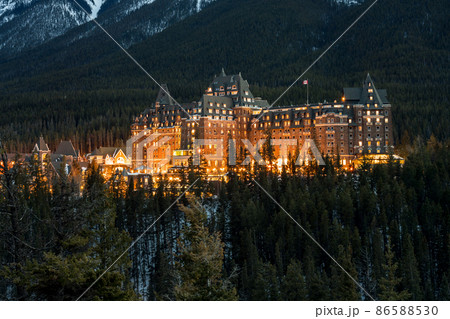 バンフ・スプリングス・ホテル。冬のバンフ国立公園の絶景 カナダ、カナディアン・ロッキー山脈 バンフ・スプリングス・ホテル。冬のバンフ国立公園の絶景 カナダ、カナディアン・ロッキー山脈 86588530