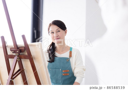 趣味 デッサンをするシニア女性 趣味 デッサンをするシニア女性 86588539