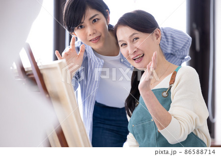 趣味 デッサンをするシニア女性と女性講師 趣味 デッサンをするシニア女性と女性講師 86588714