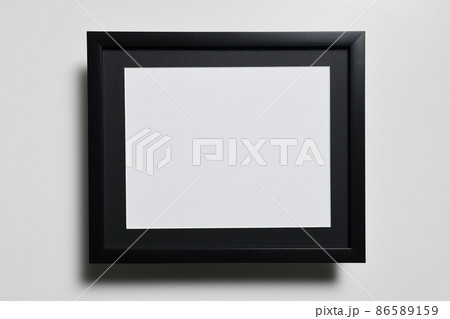黒いフレームの額 86589159